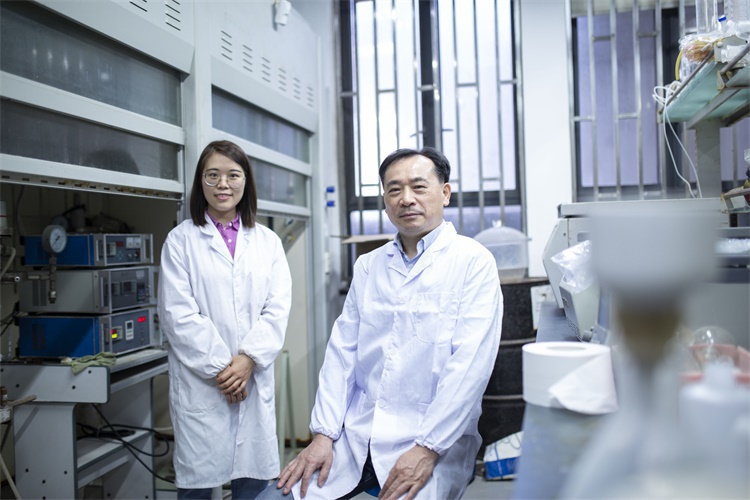 吴鹏教授研究团队在实验室